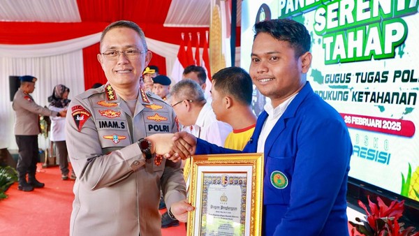 polri-memberikan-penghargaan-untuk-mahasiswa-yang-berpartisipasi-dalam-mewujudkan-ketahanan-pangan-1740571436471_169