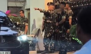 Rumah-Jaksa-Agung-Muda-Tindak-Pidana-Khusus-Jampidsus-Febrie-Adriansyah-di-kawasan-Kebayoran-Baru-Jakarta-Selatan-tampak-dijaga-sejumlah-personel-TNI